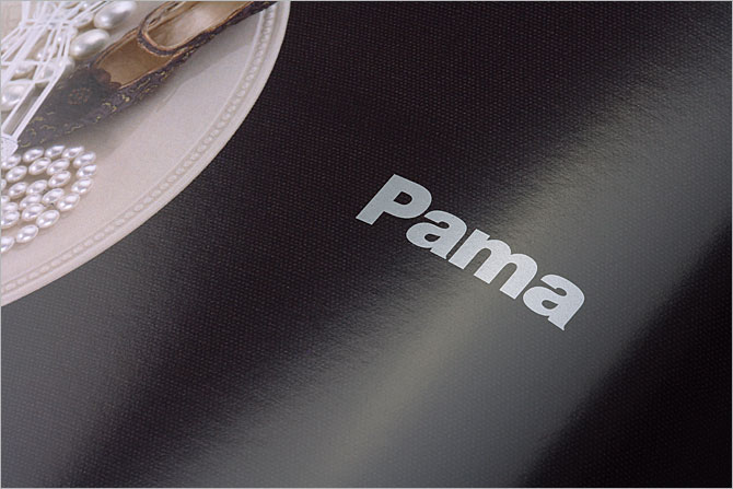 黑眼睛廣告為Pama印刷的產(chǎn)品畫(huà)冊(cè)內(nèi)頁(yè)實(shí)拍效果，印刷工藝為CMYK+專(zhuān)銀（五色印刷）