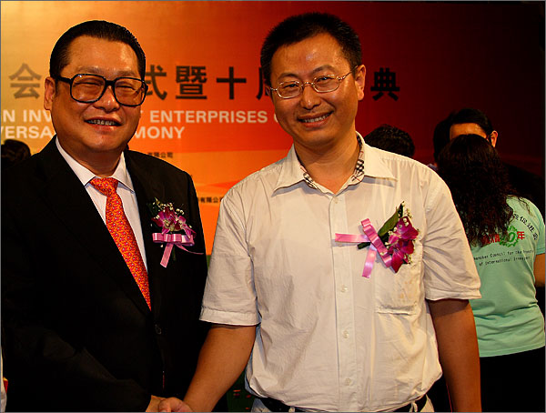深圳市黑眼睛廣告有限公司文總和深圳市委常委、副市長、外運會組委會主任陳應春親切握手留影