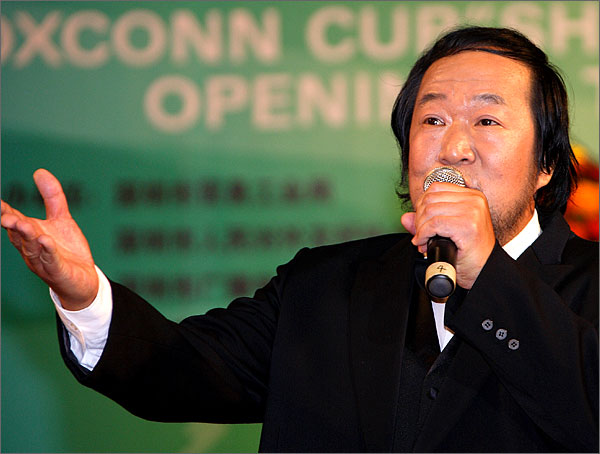 外運會開幕式上由國家一級演員、著名男高音歌唱家、深圳東方英文書院音樂教師劉傳義