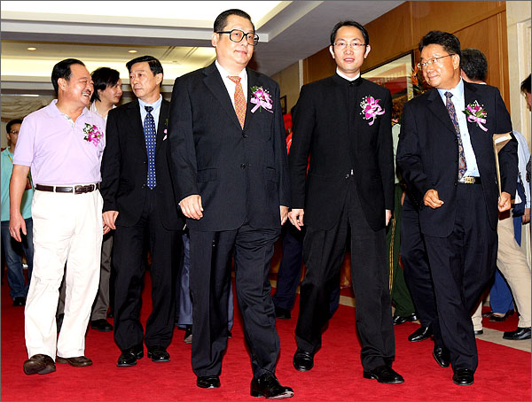 深圳市委常委、市政府副市長、外運會組委會主任陳應春、與會其他領導步入會場